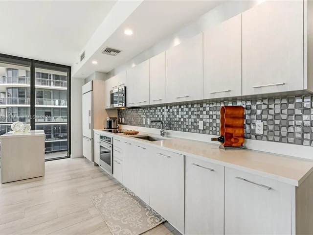 55 SW 9th St # 4001, Miami FL 33130