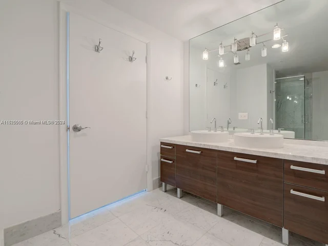 253 NE 2nd St # 510, Miami FL 33132