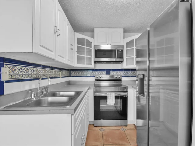 9682 Fontainebleau Blvd # 306, Miami FL 33172