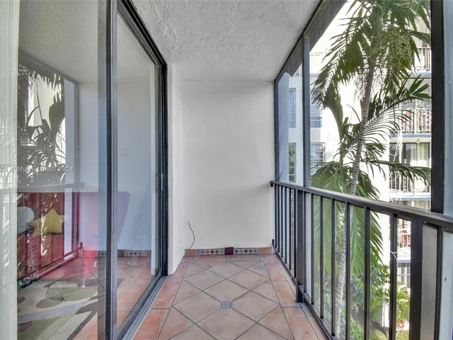 9682 Fontainebleau Blvd # 306, Miami FL 33172