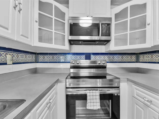 9682 Fontainebleau Blvd # 306, Miami FL 33172