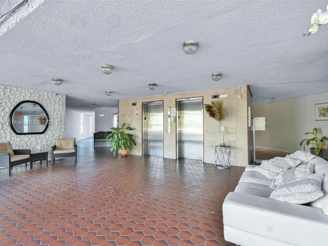 9682 Fontainebleau Blvd # 306, Miami FL 33172