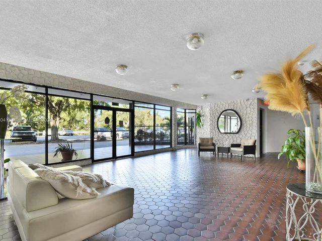 9682 Fontainebleau Blvd # 306, Miami FL 33172