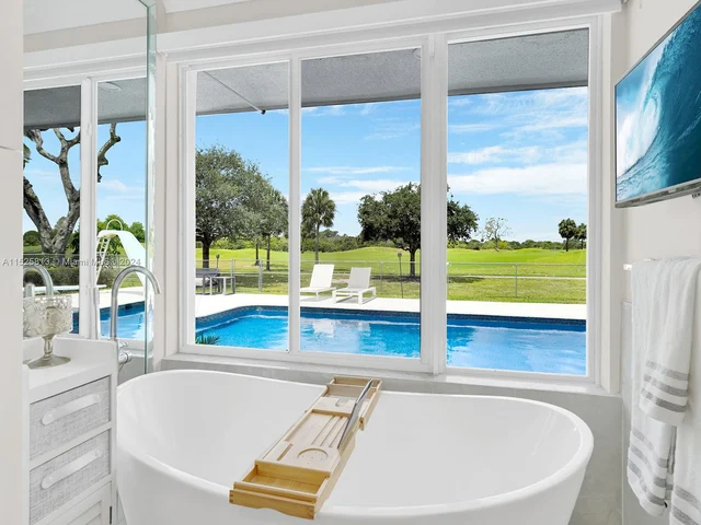 621 E Tropical WAY, Plantation FL 33317