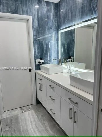 621 E Tropical WAY, Plantation FL 33317