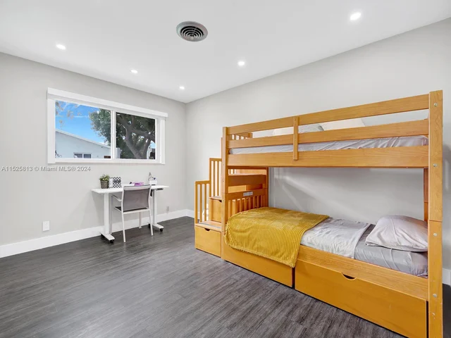 621 E Tropical WAY, Plantation FL 33317