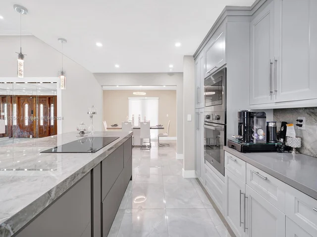 621 E Tropical WAY, Plantation FL 33317