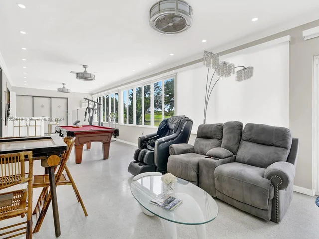 621 E Tropical WAY, Plantation FL 33317