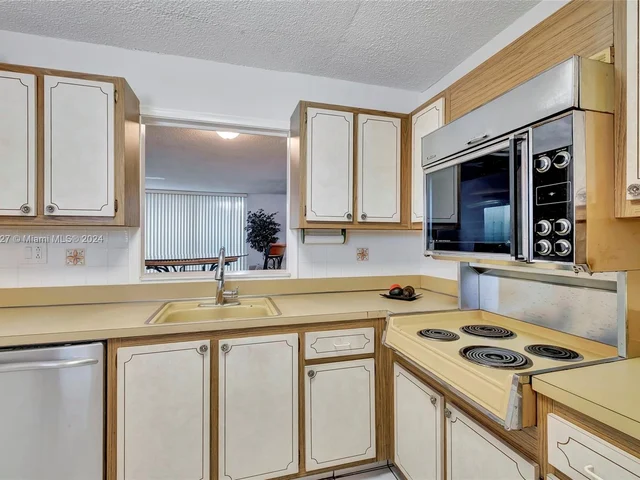 3551 NE 169th St # 100, North Miami Beach FL 33160