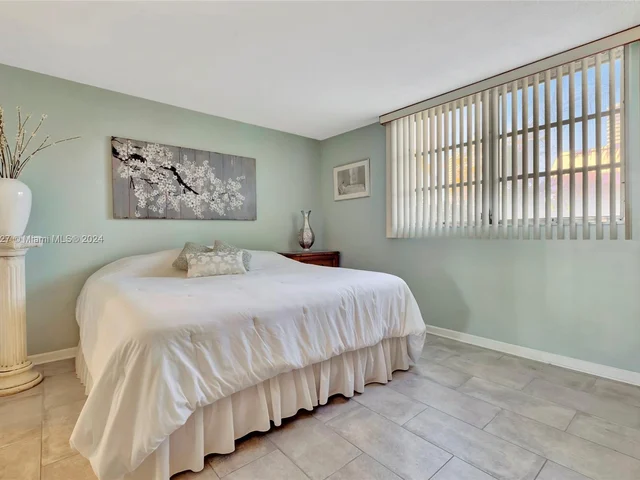 3551 NE 169th St # 100, North Miami Beach FL 33160