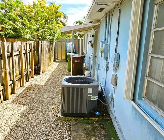 665 SE 7th Pl, Hialeah FL 33010