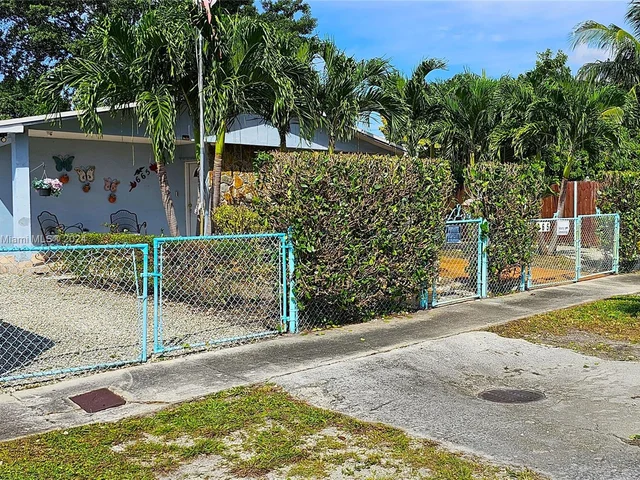 665 SE 7th Pl, Hialeah FL 33010