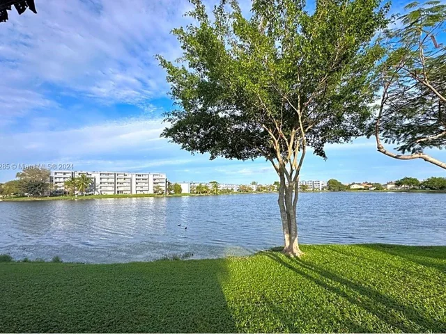 9139 Fontainebleau Blvd # 8, Miami FL 33172