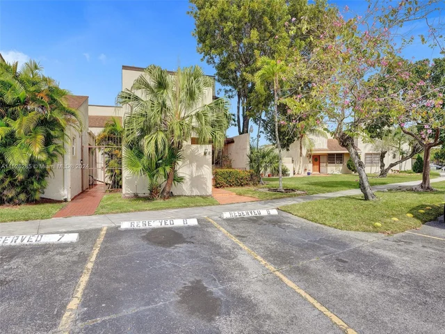 9139 Fontainebleau Blvd # 8, Miami FL 33172