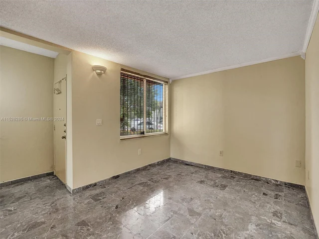 9139 Fontainebleau Blvd # 8, Miami FL 33172