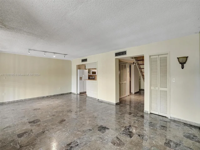 9139 Fontainebleau Blvd # 8, Miami FL 33172