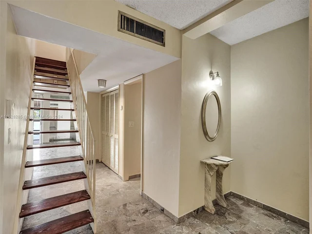 9139 Fontainebleau Blvd # 8, Miami FL 33172