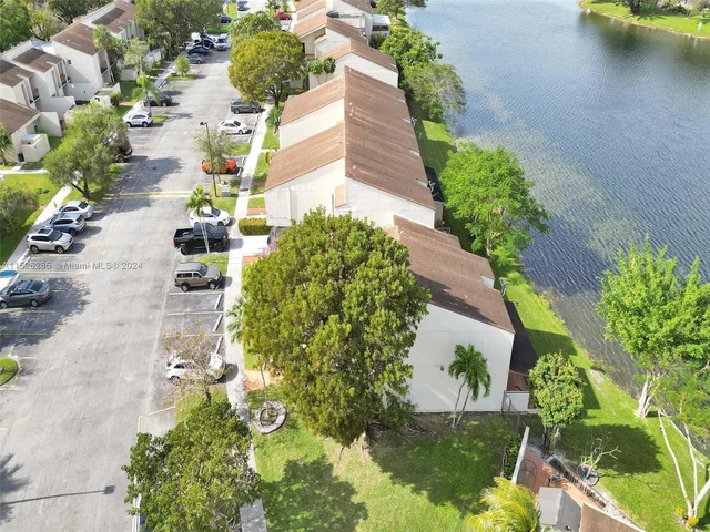 9139 Fontainebleau Blvd # 8, Miami FL 33172