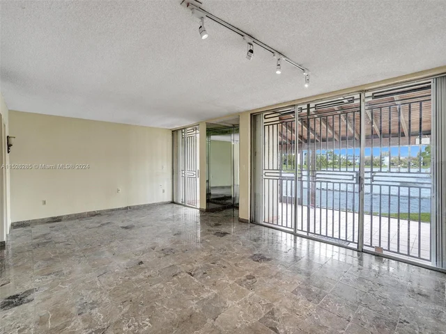 9139 Fontainebleau Blvd # 8, Miami FL 33172