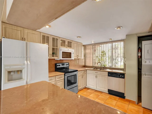 9139 Fontainebleau Blvd # 8, Miami FL 33172