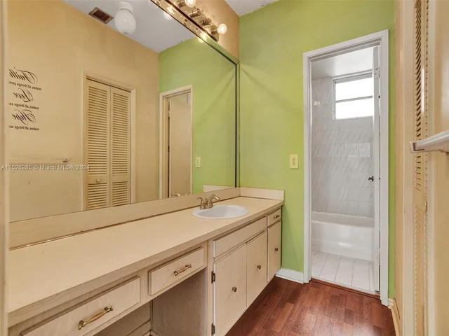 9139 Fontainebleau Blvd # 8, Miami FL 33172