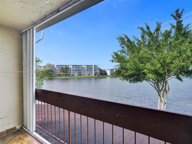 9139 Fontainebleau Blvd # 8, Miami FL 33172