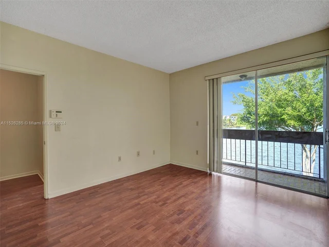 9139 Fontainebleau Blvd # 8, Miami FL 33172