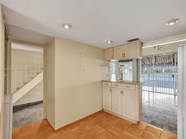 9139 Fontainebleau Blvd # 8, Miami FL 33172