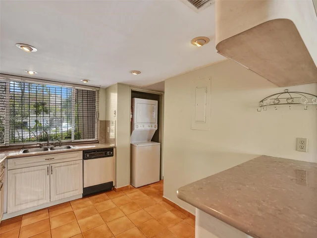 9139 Fontainebleau Blvd # 8, Miami FL 33172