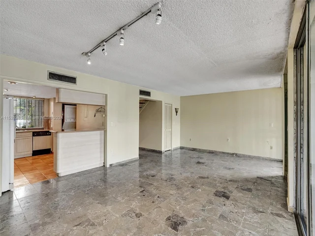 9139 Fontainebleau Blvd # 8, Miami FL 33172