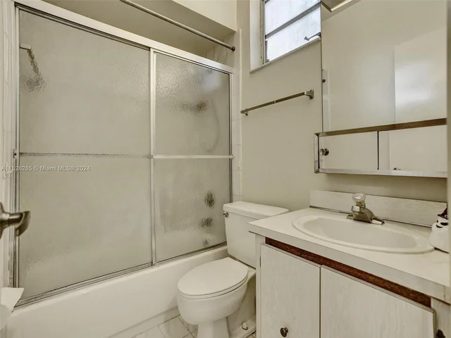 9139 Fontainebleau Blvd # 8, Miami FL 33172