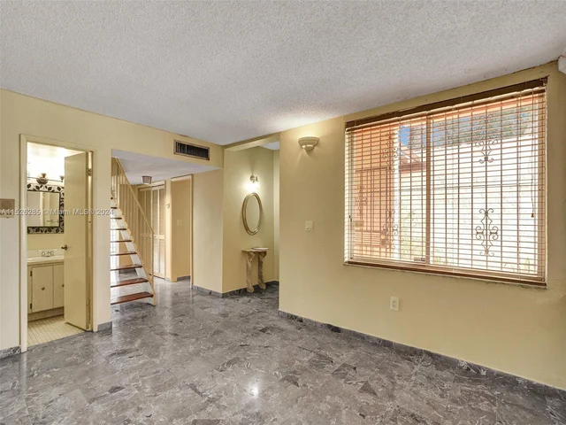 9139 Fontainebleau Blvd # 8, Miami FL 33172