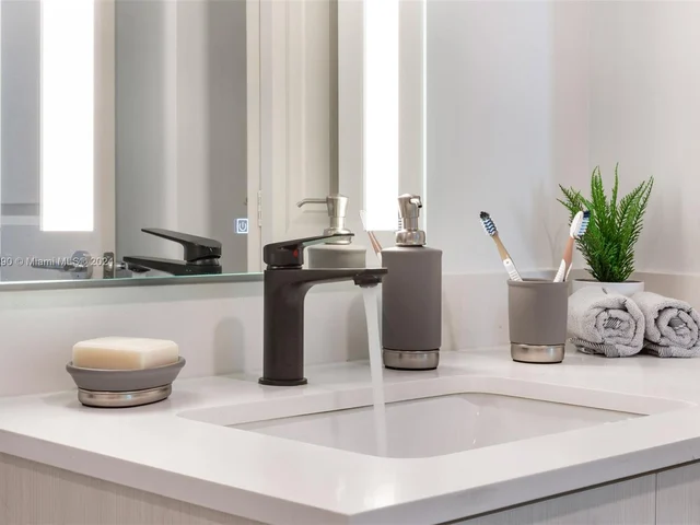 221 SW 12th St, Miami FL 33130