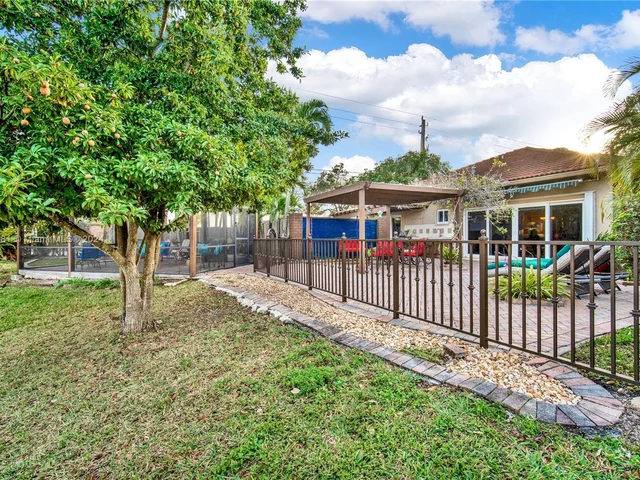 16022 SW 55th Ter, Miami FL 33185