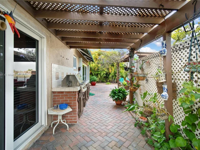 16022 SW 55th Ter, Miami FL 33185