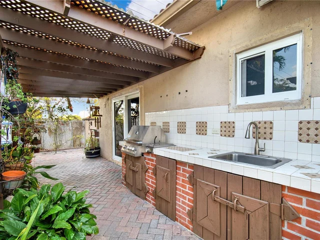 16022 SW 55th Ter, Miami FL 33185