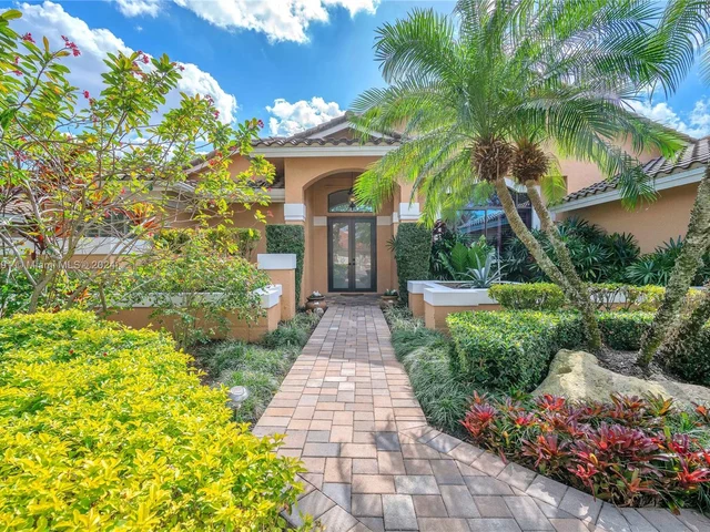 1020 Creekford Dr, Weston FL 33326