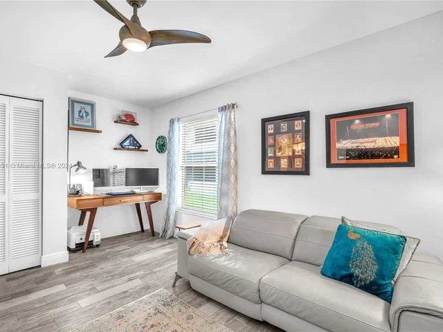 1020 Creekford Dr, Weston FL 33326