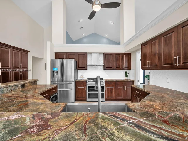 1020 Creekford Dr, Weston FL 33326