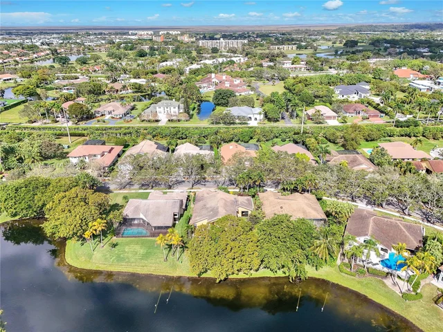 1020 Creekford Dr, Weston FL 33326