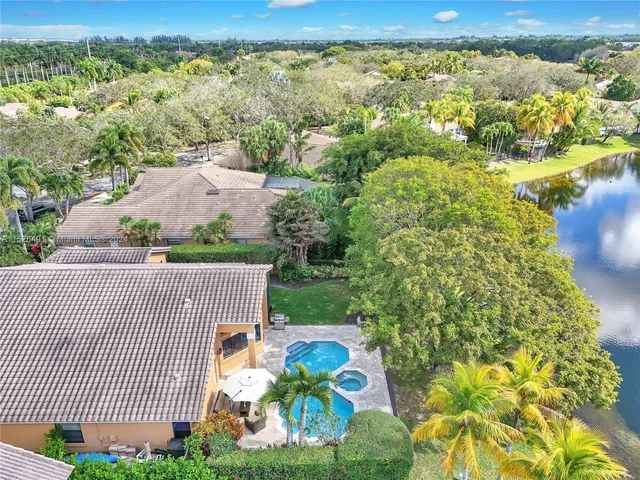 1020 Creekford Dr, Weston FL 33326