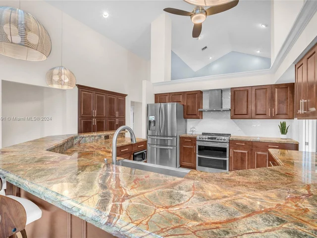 1020 Creekford Dr, Weston FL 33326