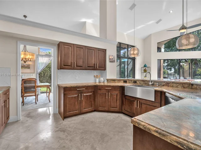 1020 Creekford Dr, Weston FL 33326