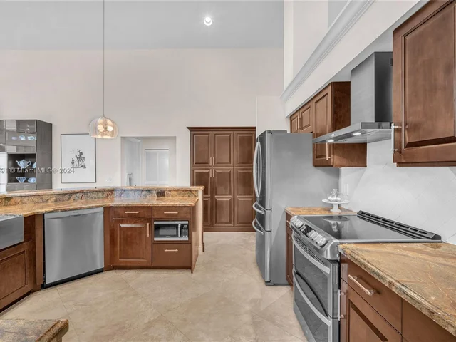 1020 Creekford Dr, Weston FL 33326