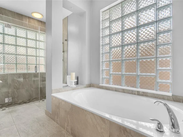 1020 Creekford Dr, Weston FL 33326