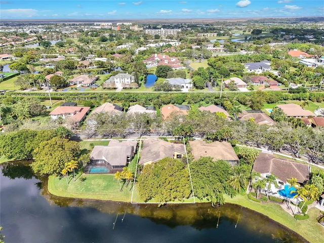 1020 Creekford Dr, Weston FL 33326