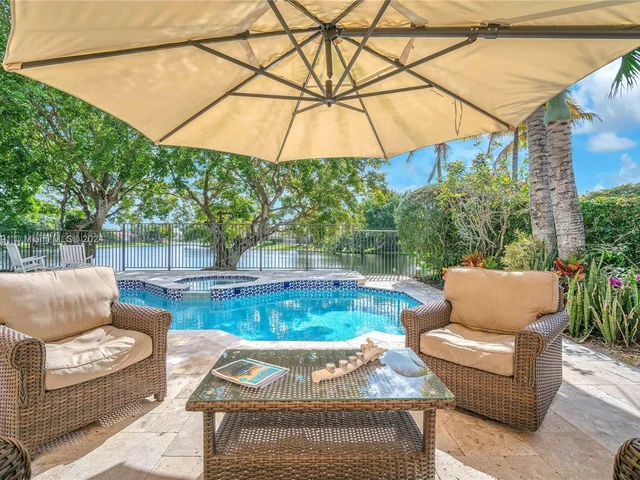 1020 Creekford Dr, Weston FL 33326