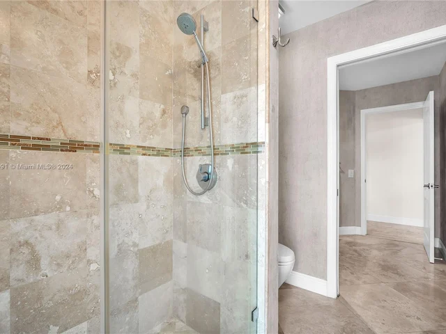 1020 Creekford Dr, Weston FL 33326