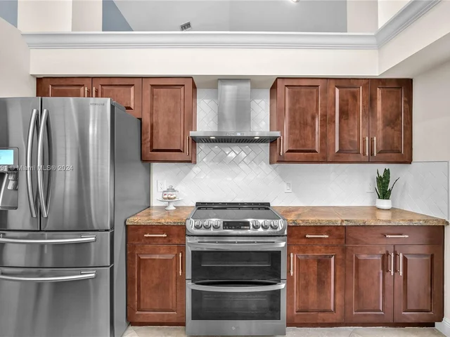 1020 Creekford Dr, Weston FL 33326