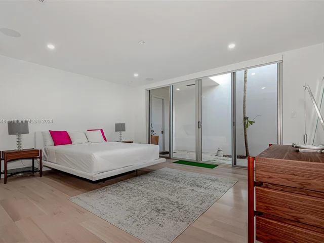 5001 SW 76th St, Miami FL 33143